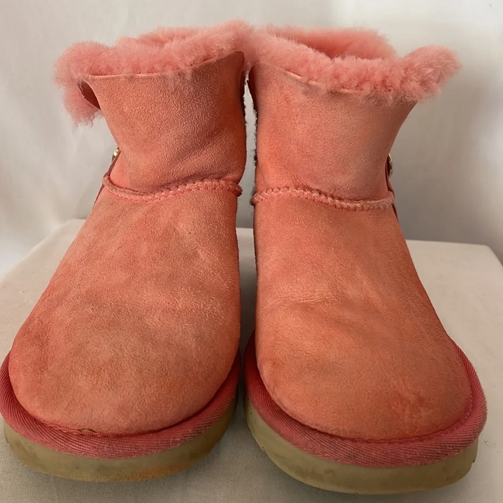 UGG ankle kid’s boots  peach color gold hardware‎ no size but measuring a kids 5